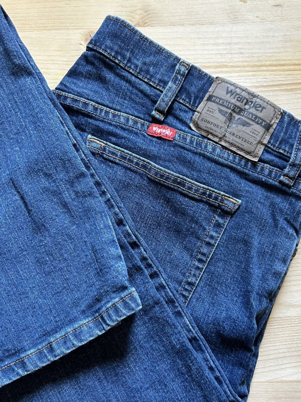 Like New Men's Wrangler Jeans 38W 30L Relaxed Fit Dark Blue